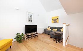 Edinburgh Modern 3-Storey 3-Bedroom City Apartment